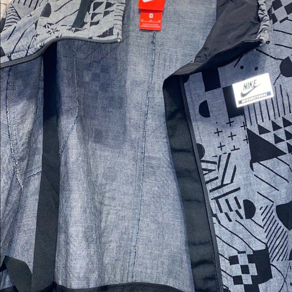 Women’s Nike International Jacket- Size Medium - Picture 4 of 7